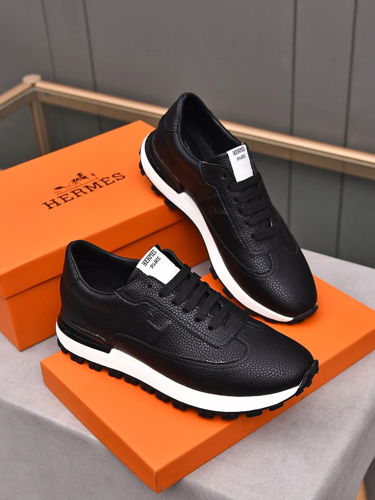 📛📛📛PPP440 (Hermes)🆕Men's color-blocked sneakers with textured calfskin details. Spliced ​​with original cowhide, this shoe draws inspiration from the equestrian world, integrating technical details and practical functions. Breathable sheep lining, original combination outsole, high-end quality, and every detail is perfectly combined! Size: 38-44 (45 can be customized)